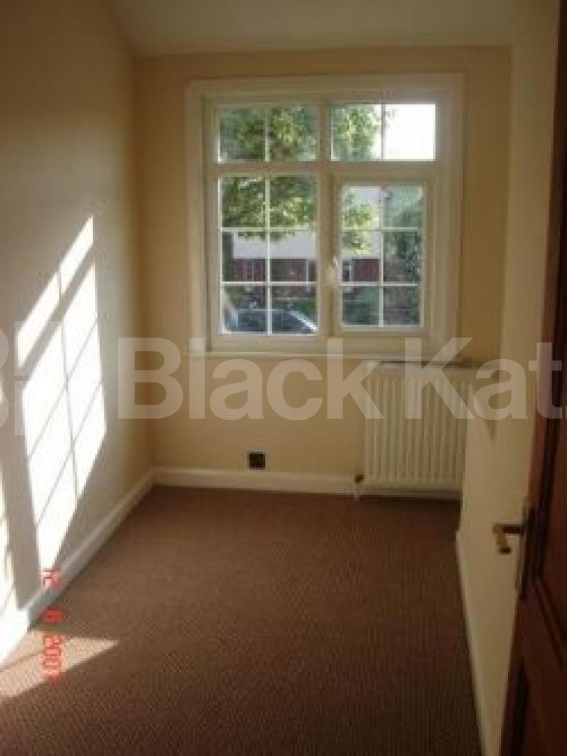 			4 Bedroom, 1 bath, 1 reception Flat			 Steeds Road, MUSWELL HILL N10
